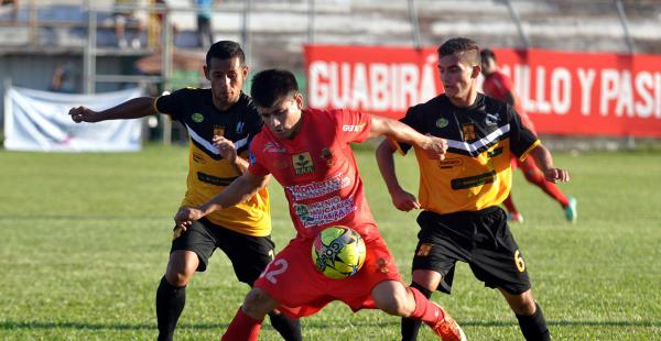 ACORRALADO.  Tórrez con la pelota, entre la marca de Paz y Sotez