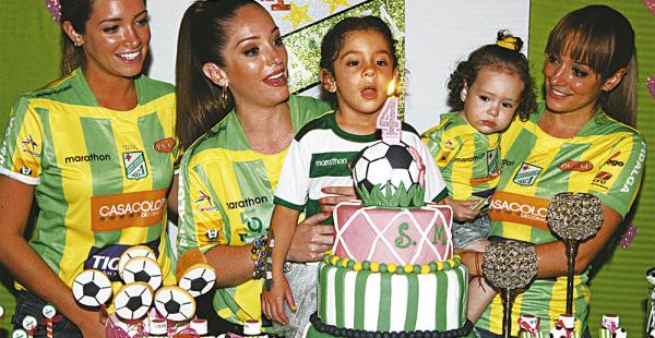 Daniela Saucedo, Olivia Saucedo, Sara María (cumpleañera),Alejandra Saucedo, con su hija Zaira