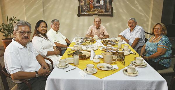 Carlos Tomelic, integrante de la promoción; Teresa Rosales, tesorera; Oswaldo Lozada, presidente; Juan Carlos Rivero, director de Opinión del diario EL DEBER; Álex Parada, vicepresidente; y Rosmery Jordán disfrutaron de una mesa variada con delicias del o