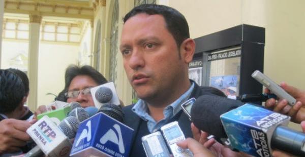El diputado electo por Unidad Demócrata (UD), Luis Felipe Dorado, considera que el MAS se equivocó al elegir a una "persona desconocida" como candidato en Santa Cruz.