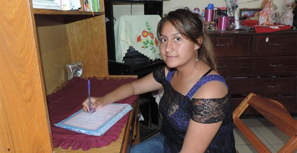Karen Acebo, además de tener uno de los mejores promedios, integra la selección de básquet de su colegio