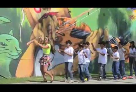 Haciendo bailar a la gente en la calle
