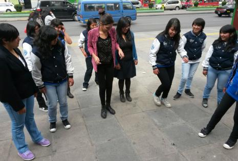Enseñando unos pasos de baile