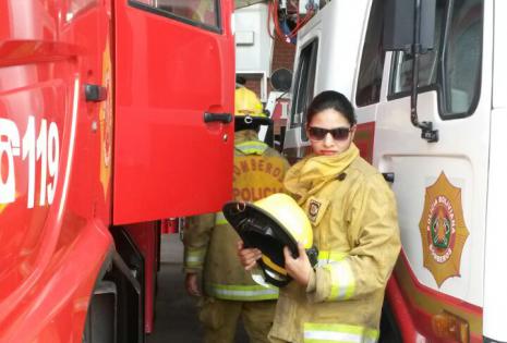 Vestida de bombero