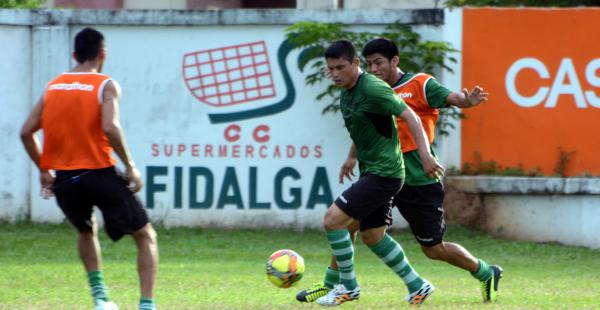 Jorge Ortiz (cerca del balón) irá desde el inicio frente a Universitario de Sucre