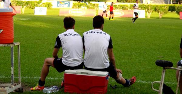 Vaca y Pereyra quedaron sentados a un costado de la cancha. Este viernes ambos serán evaluados por el cuerpo médico del plantel