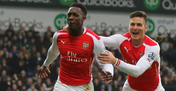 Danny Welbeck (izq.) celebra con su compañero de equipo Olivier Giroud después de anotar un gol ante el West Bromwich