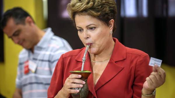 Dilma toma mate en el día en que se define su continuidad en el poder. (AFP)