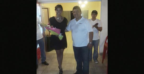 Recibiendo un ramo de flores de la mano de los Creidazos