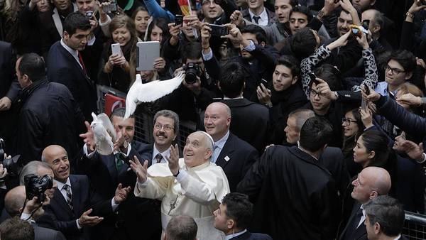 El papa Francisco comenzó su gira de actividades en Turquía. (AFP)