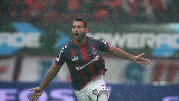 Gonzalo Verón, la figura, celebra su gol, el segundo de San Lorenzo ante Boca. (Télam)