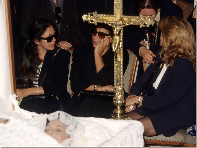 Isabel Pantoja y Rocío Jurado en la capilla ardiente de Lola Flores, en mayo de 1995.