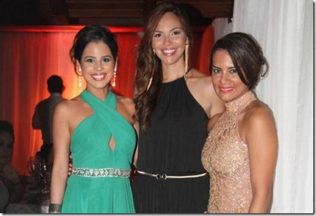 LINDAS AMIGAS. Tania Becerra, Noelia Vincenti (Azafata ELDEBER 2004) y María Eugenia Cabrera
