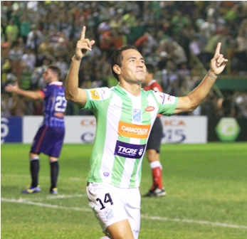 Tras-24-anos,-Mojica-igualo-a-Baldessari-con-17-goles
