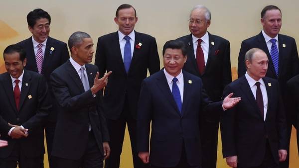 Relaciones. Barack Obama, flanqueado por su colega indonesio Joko Widodo (izq.), y el anfitrión Xi Jinping. A la derecha, el ruso Vladimir Putin. afp