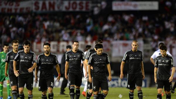 Los jugadores de River se retiran del Monumental tras perder un invicto de 31 partidos. (DyN)