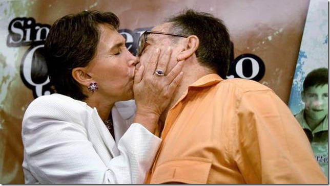 Roberto Gómez Bolaños se besa con su esposa Florinda Meza.