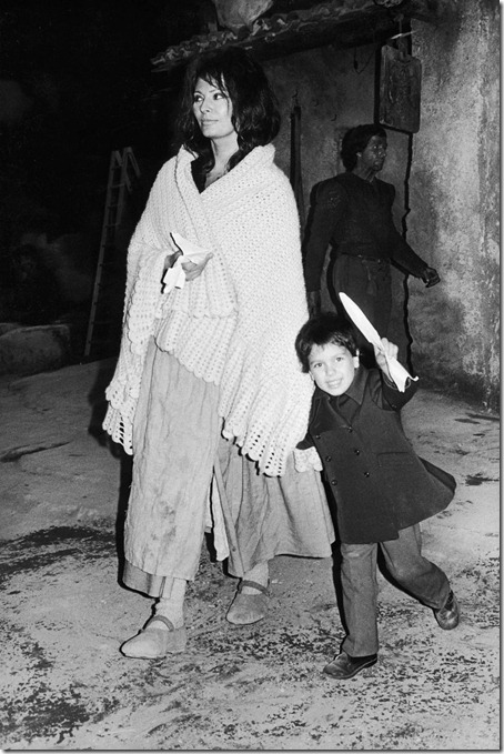 Sofía Loren con Carlo Jr. en el plató de El hombre de La Mancha (1965).