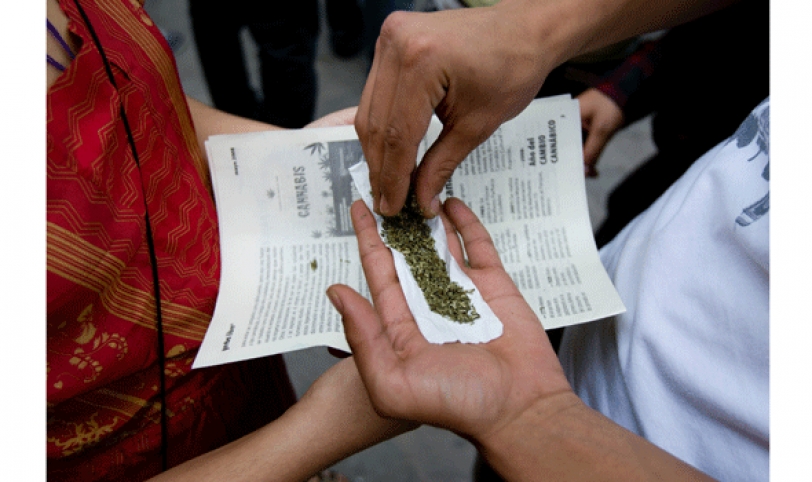 Las drogas más comunes que se venden al raleo en los colegios son la marihuana y cocaína.