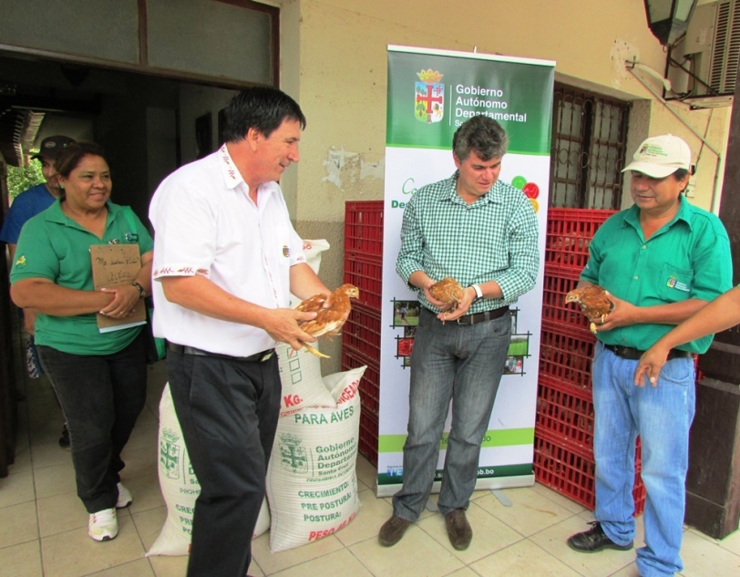 Más de 170 familias warneñas se benefician con proyectos avícolas