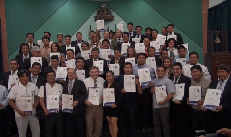 Periodistas de radio que recibieron su título.