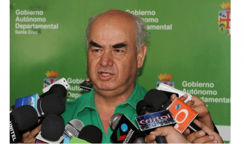 El secretario de Hacienda de la Gobernación cruceña, José Luis Parada, anuncia un recorte en el presupuesto 2015.