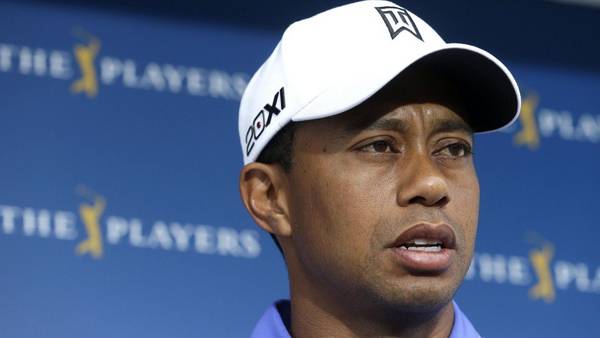 El estadounidense Tiger Woods se enojó con un periodista. (AP)
