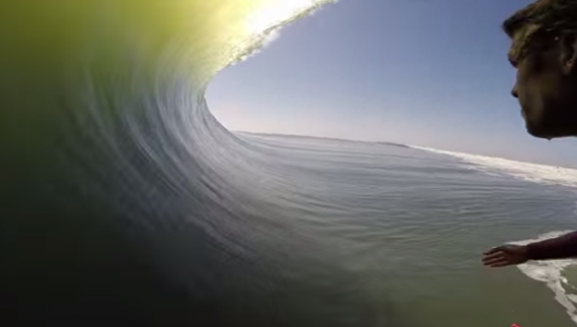imagen Así se siente surfear 30 segundos dentro de una gran ola (VIDEO)