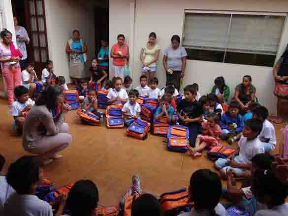 Más de 500 niños recibirán mochilas con material escolar
