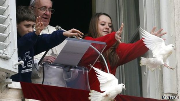 El Papa Francisco libera las palomas en El Vaticano