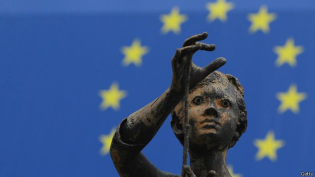 Escultura con fondo de la bandera europea