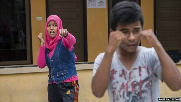 Mawardah en clase de boxeo