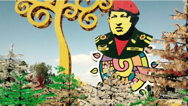 Árboles de Navidad, árboles de la vida y una efigie de Hugo Chávez en una avenida de Managua, Nicaragua.