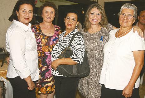 ‘Yudi’ Steinbach, Ingrid Steinbach, Ana María Barrón, Sonia Viera Steinbach y Fanny Steinbach disfrutaron del encuentro familiar y posaron con sus mejores sonrisas