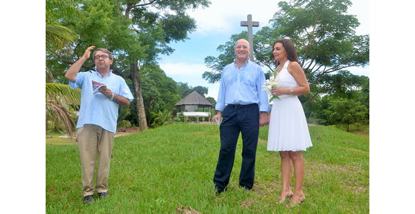 El padre Raúl Arrázola, Willy Kenning y Evelyn Sassarini