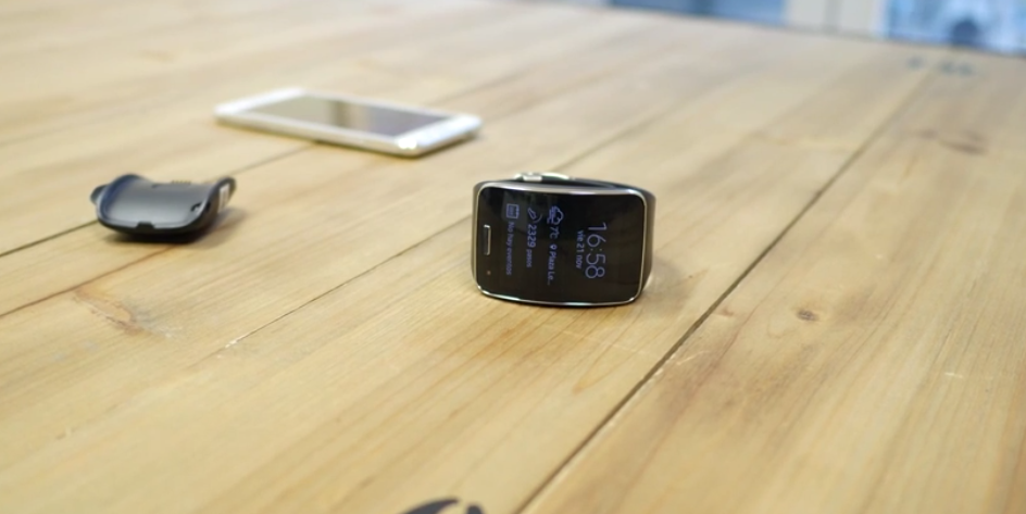 Gear S con el cargador