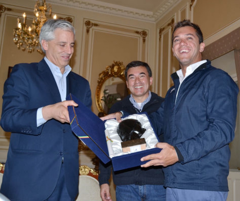 El vicepresidente Alvaro Garcia Linera y el ministro de la presidencia Juan Ramon Quintana junto al campeon Sudamericano, Eduardo Peredo, en Palacio de Gobierno.