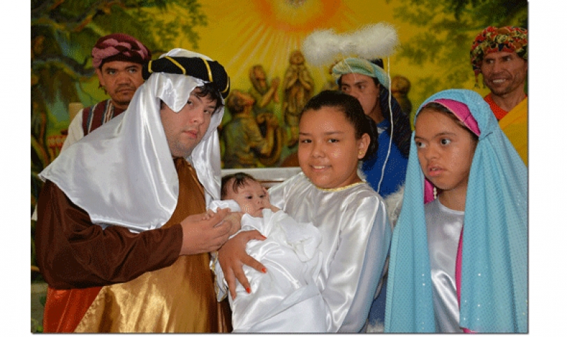 Niños de los hogares  recrearon el pesebre.