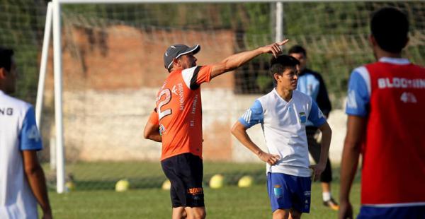 Joselito Vaca recibe las indicaciones del entrenador Mauricio Soria. Sucedió esta tarde en la práctica cumplida en la sede del club