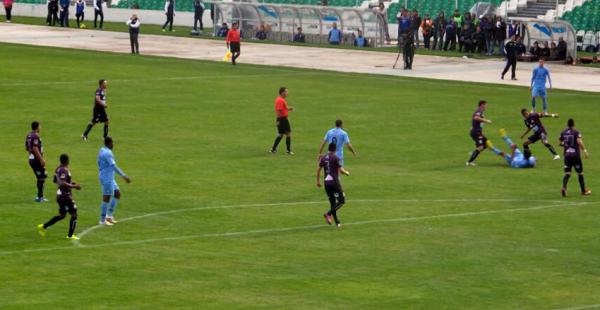 Bolívar está a tres fechas de lograr el título del campeonato Apertura del fútbol boliviano. Real Potosí lo complica en La Paz.