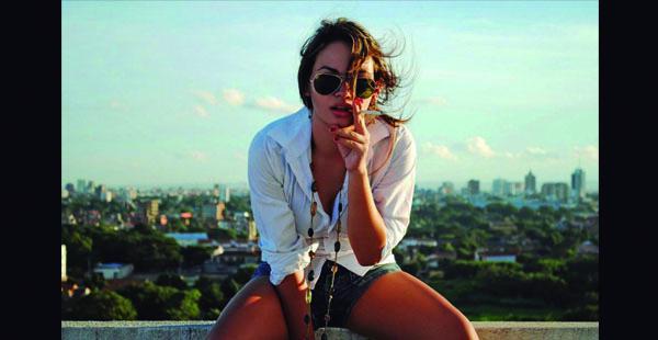 Chica en la terraza con la ciudad de fondo: La bella Laura Palmerola