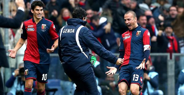 El centrocampista del Génova Luca Antonelli (dcha.) celebra después de anotar ante el AC Milán. Fue el único gol del partido.