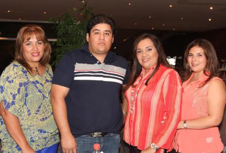 Yovana Rodríguez, Reynaldo Meneses, Linda Rosalen Laguna y Delma Gutiérrez Salces disfrutaron del menú de la casa