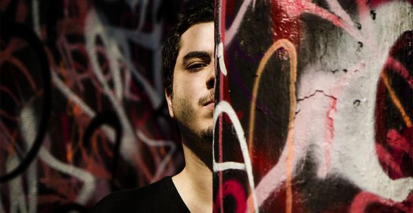 Antes de ser DJ era dentista. Desde hace casi una década que vive del house y del techno