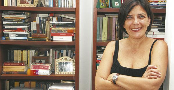 Baudoin en la biblioteca de su casa. El sonido de la H es su tercer libro. Coordina el postítulo de escritura creativa de la UPSA. También ejerció el periodismo en sus inicios