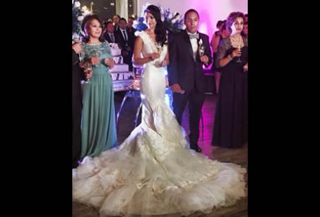 La bella novia luciendo su vestido en la ceremonia