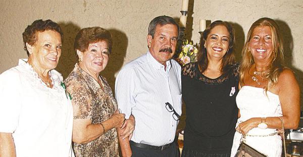 Wally Steinbach, Lourdes Barrón, Tonchi Steinbahc, Karin Steinbach y Cinthia Roca, con su mejor onda en el junte. Sus hijos los acompañaron