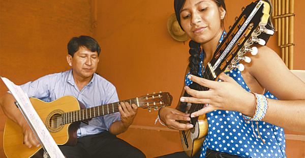 Además de ser su padre también fue su primer maestro, con él aprendió los primeros arreglos armónicos a sus once años. toco por primera ves el charango.