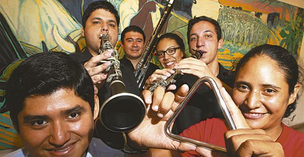 Algunos de los músicos de la Banda Sinfónica de la Sierra, que esta noche se presenta oficialmente