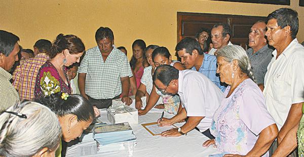Entrega de los textos escolares sobre la cultura y la historia de Baures a los maestros de esta comunidad